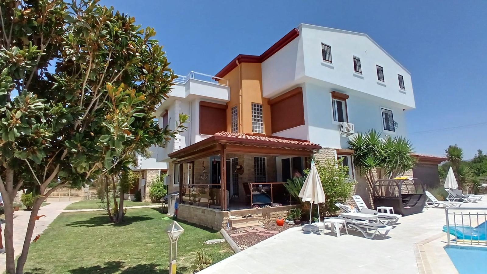 Cottage for Sale with Natural Gas at No Cost in Kuşadası Shopping Mall Area