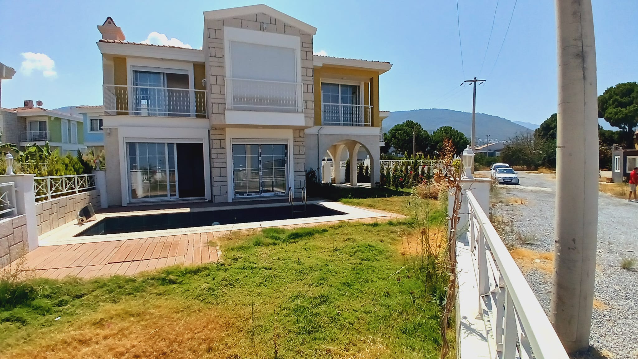 4+1 DETACHED VILLA WITH PRIVATE POOL FOR SALE IN KUSADASI DAVUTLAR CENTER.