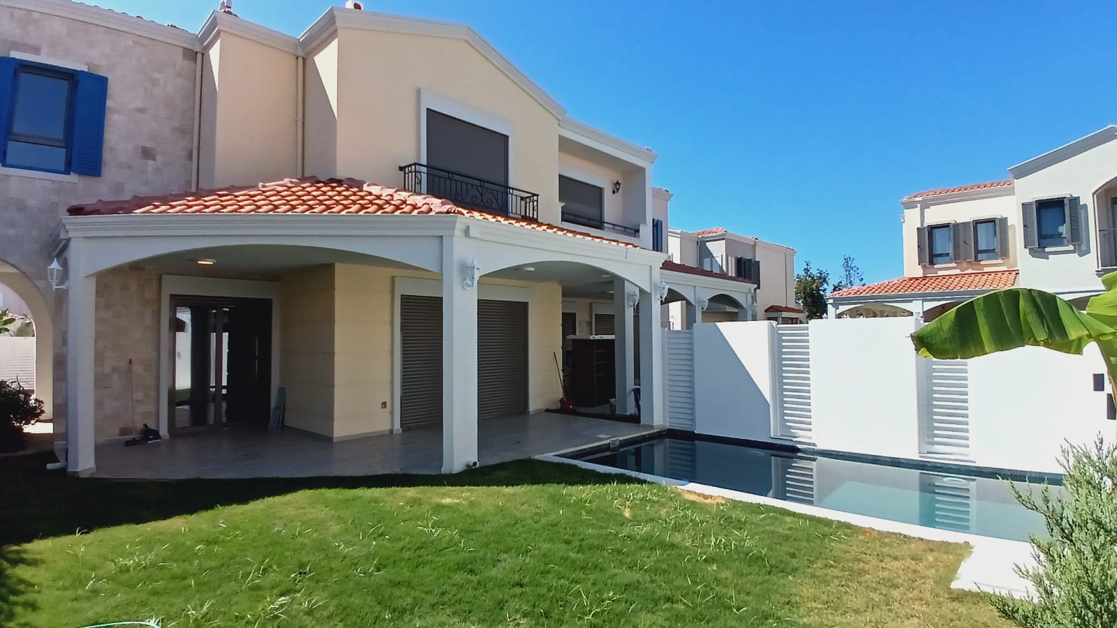 4+1 DETACHED VILLA WITH PRIVATE POOL FOR SALE IN KUSADASI KARAOVA NEIGHBORHOOD.