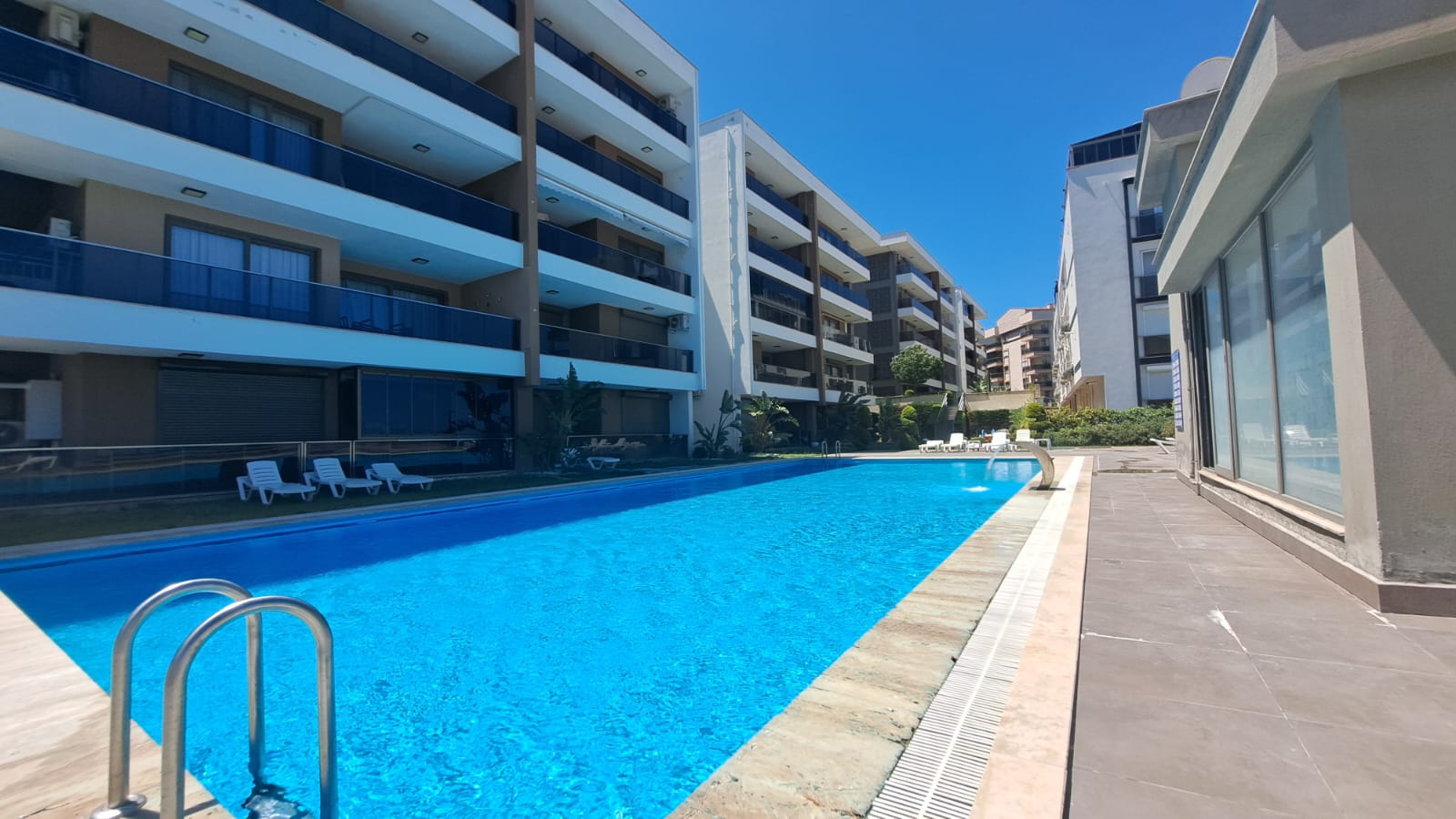 KUŞADASI İKİÇEŞMELİK MAHALLESİNDE 3+1 EŞYALI SATILIK DAİRE.