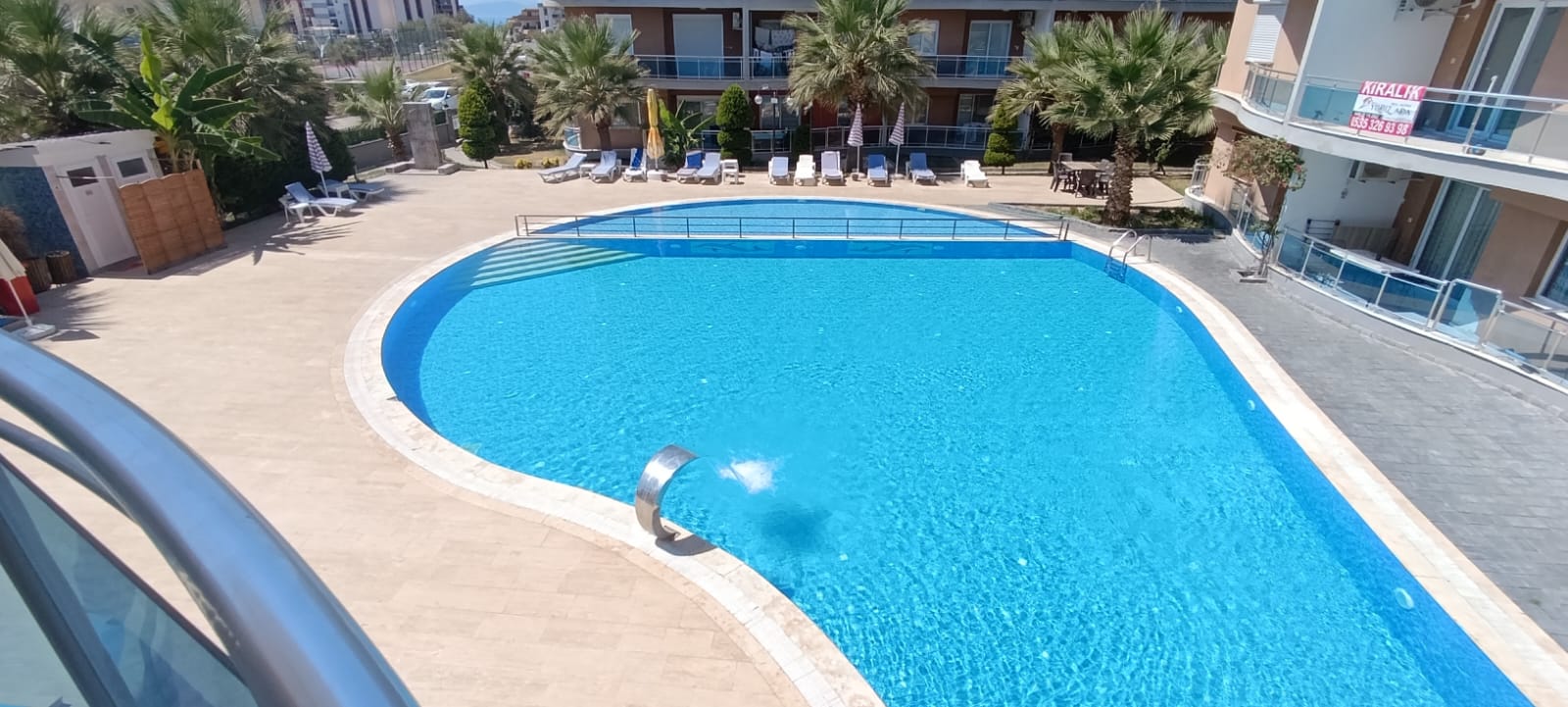 Kuşadası Değirmendere'de Havuzlu sitede Eşyalı 2+1 Daire
