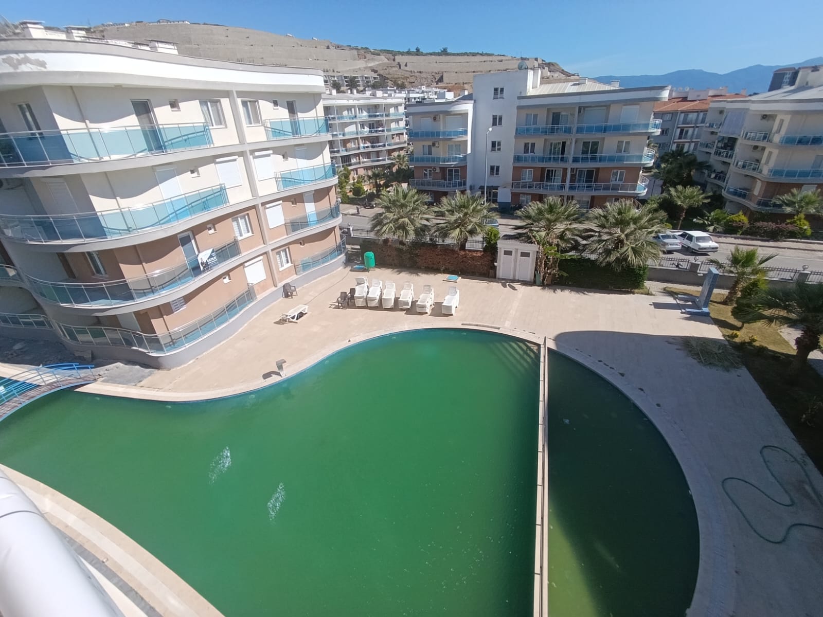 Kuşadası'nda önü açık havuzlu sitede 2+1 daire