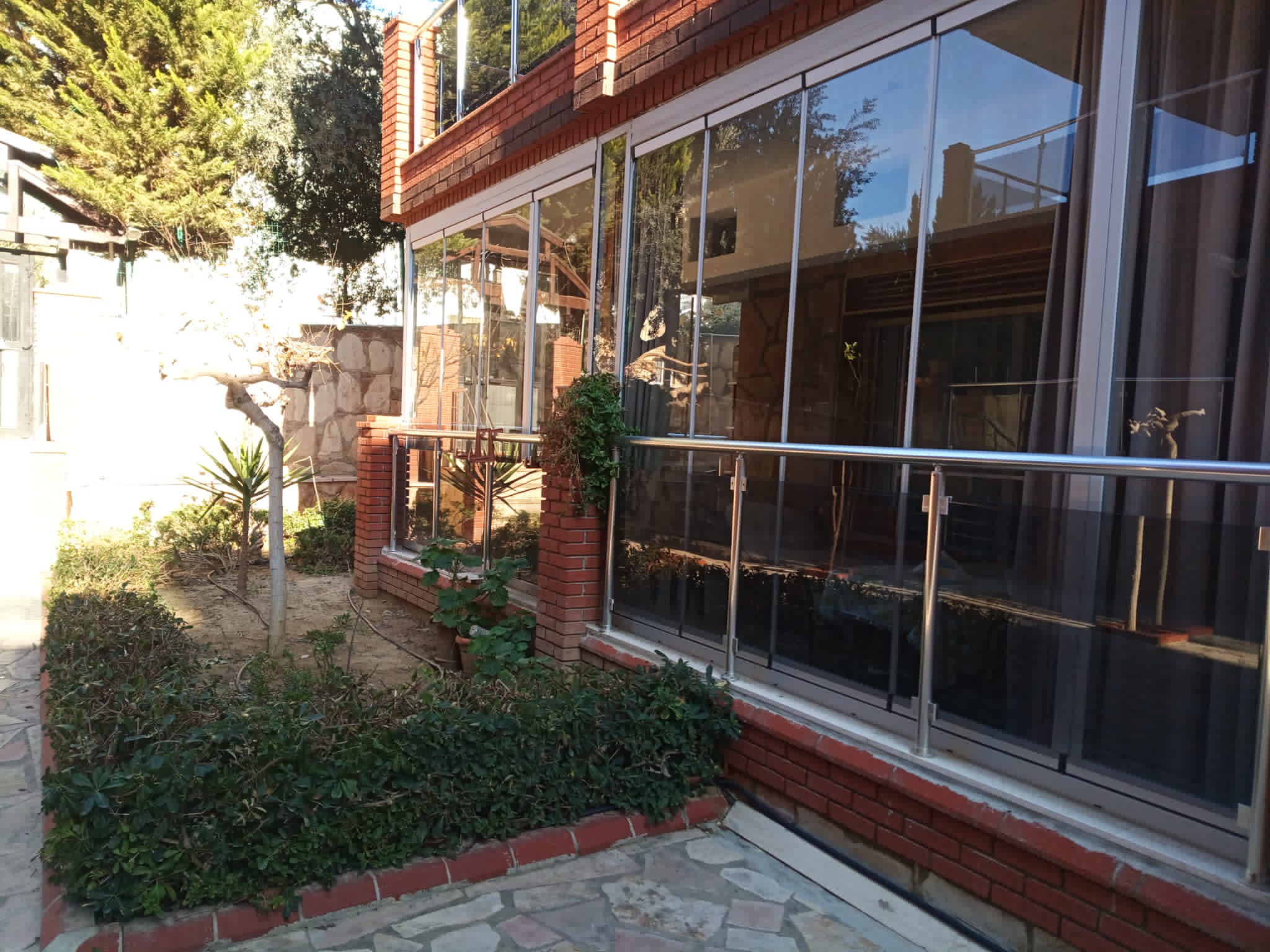 Kuşadası Ege Mahallesi’nde Satılık Kısmi Eşyalı 2+1 Bahçe Katı Daire